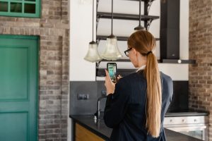 Vrouw maakt een foto van een deur in huis