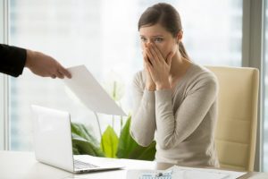 Vrouw krijgt een ontslagbrief op haar werk