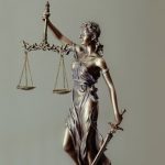 Een beeldje van vrouwe Justitia